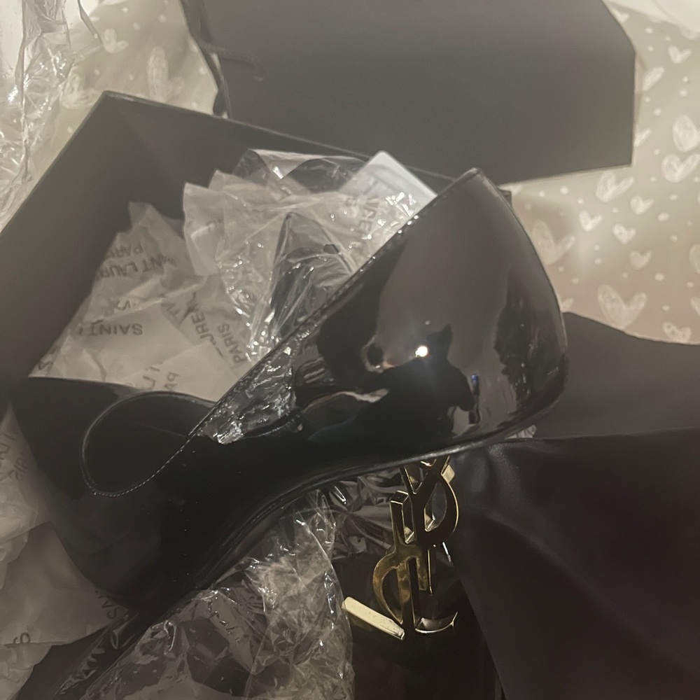 Yves St-Laurent shoes size 38. Can fit size 7. Never Worn